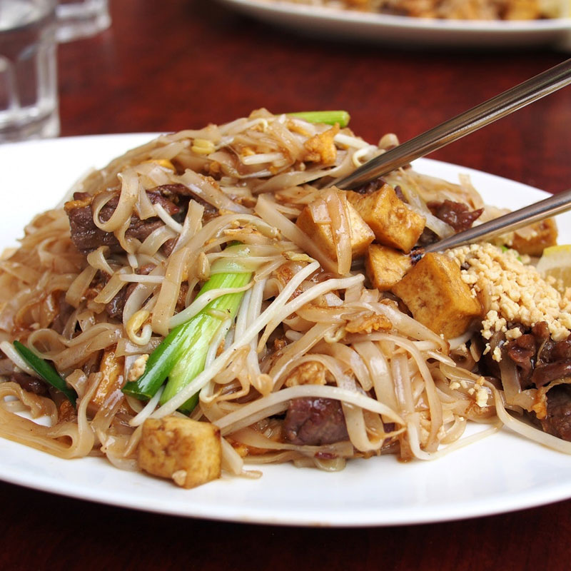 Pad Thai with shrimp, peanuts, lime, and bean sprouts